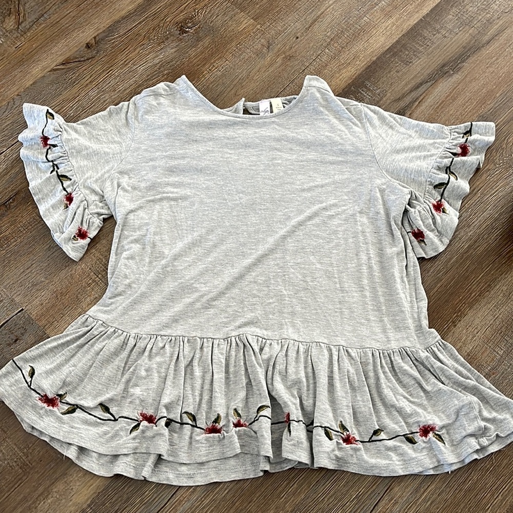 Francesca’s embroidered Flowy top. Smoke free home